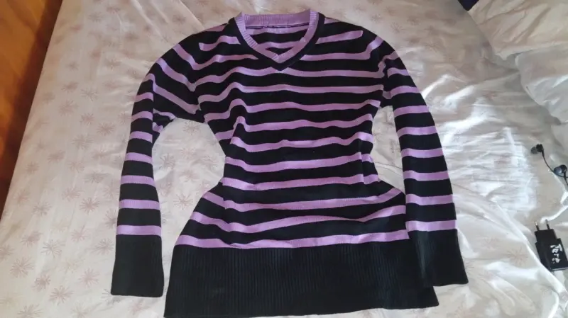 Suéter de rayas negro y morado. Poleron - 1