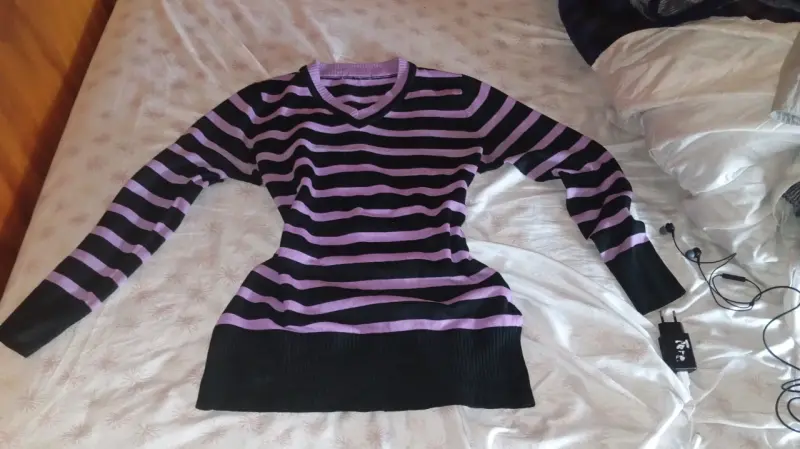 Suéter de rayas negro y morado. Poleron - 2