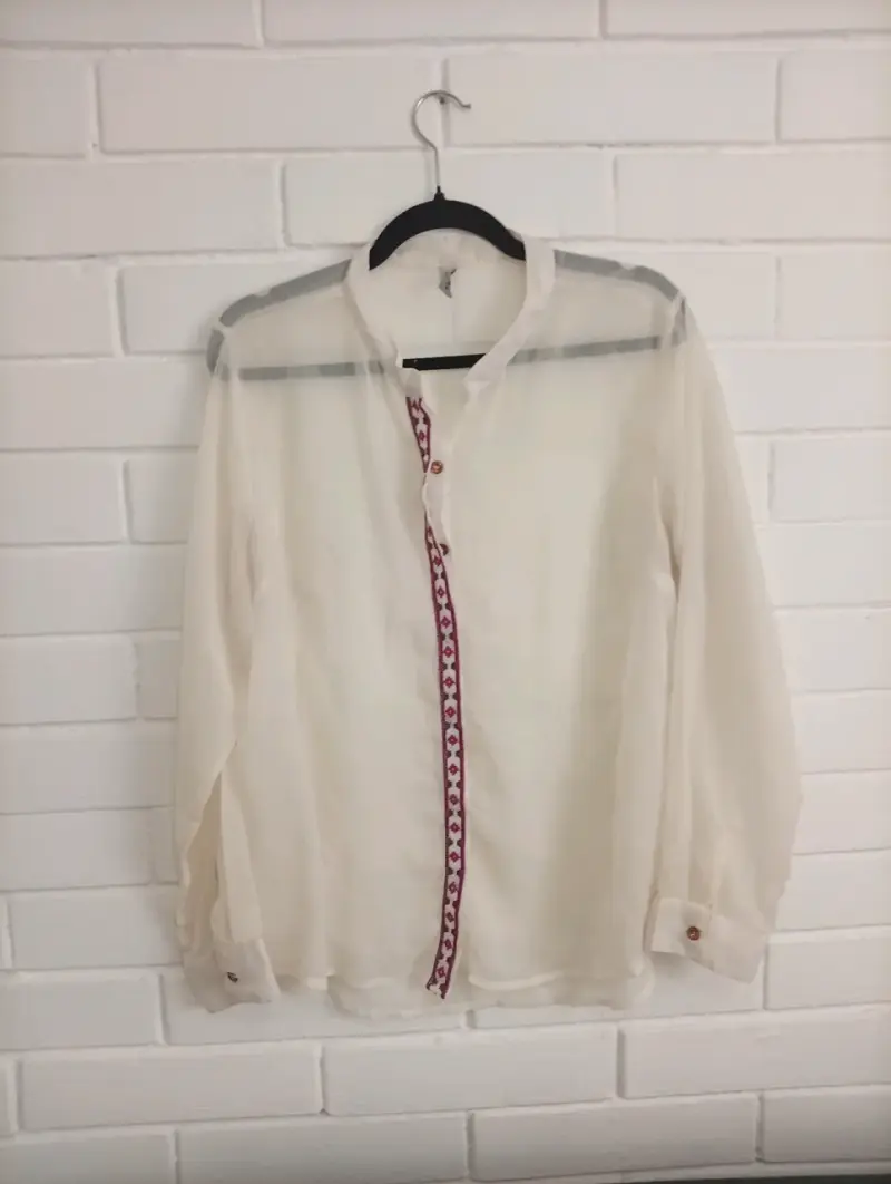 Blusa blanca con detalle bordado