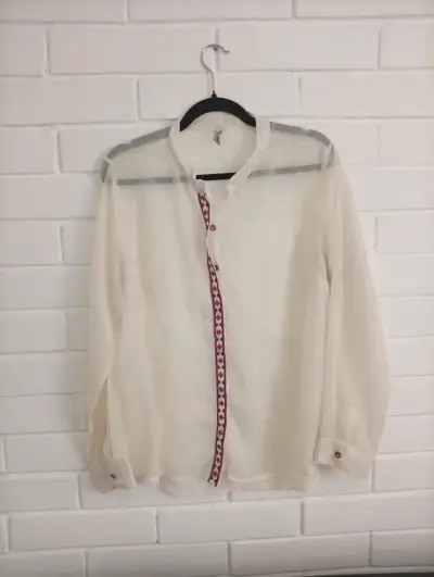Blusa blanca con detalle bordado - miniatura 1