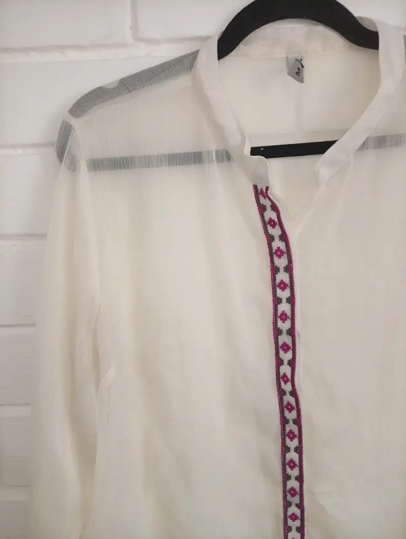 Blusa blanca con detalle bordado - 2