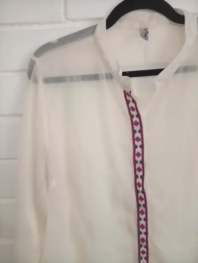 Blusa blanca con detalle bordado - miniatura 2