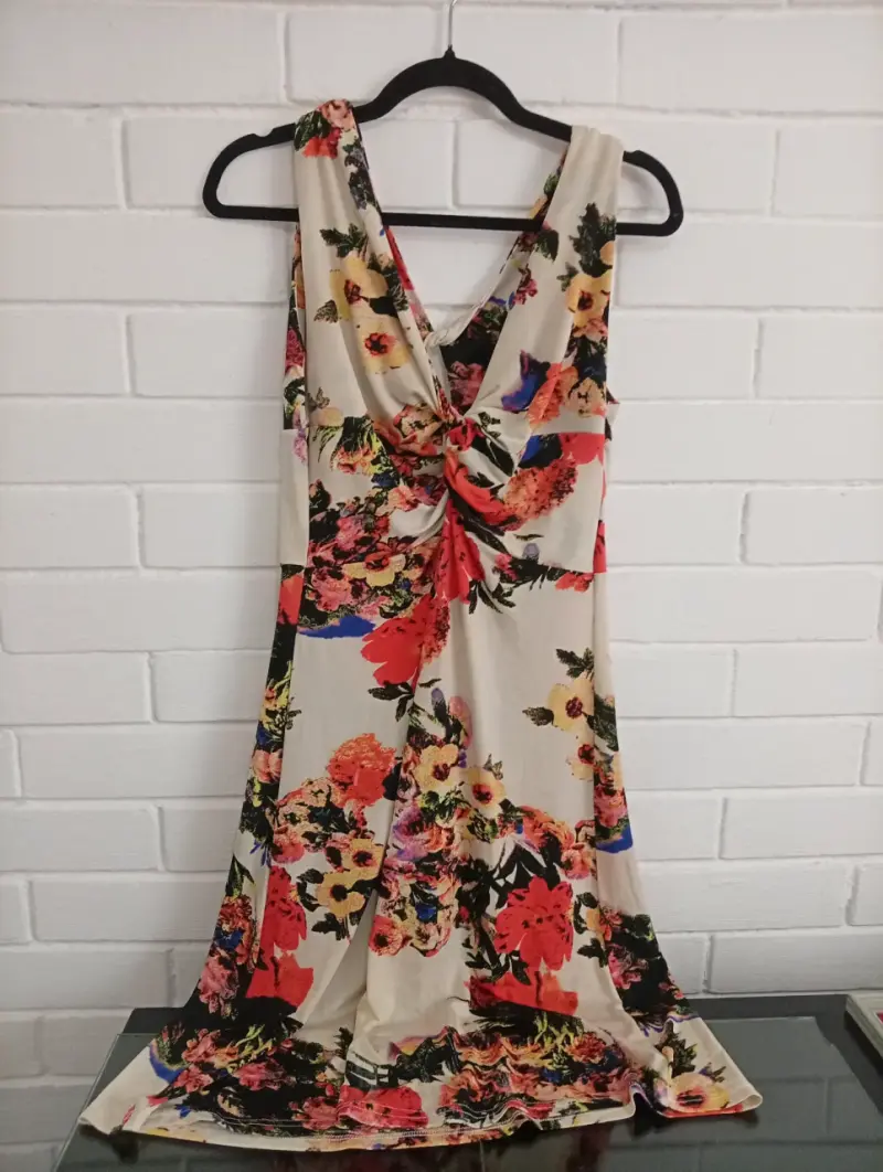 Vestido floral sin mangas elegante