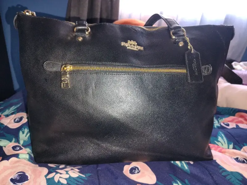 Bolso de cuero negro Coach con cierre dorado - 1