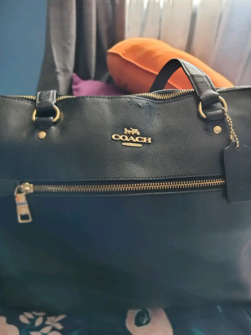 Bolso de cuero negro Coach con cierre dorado - 2