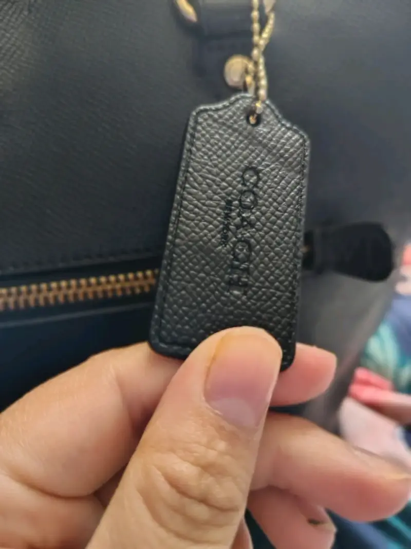 Bolso de cuero negro Coach con cierre dorado - 4