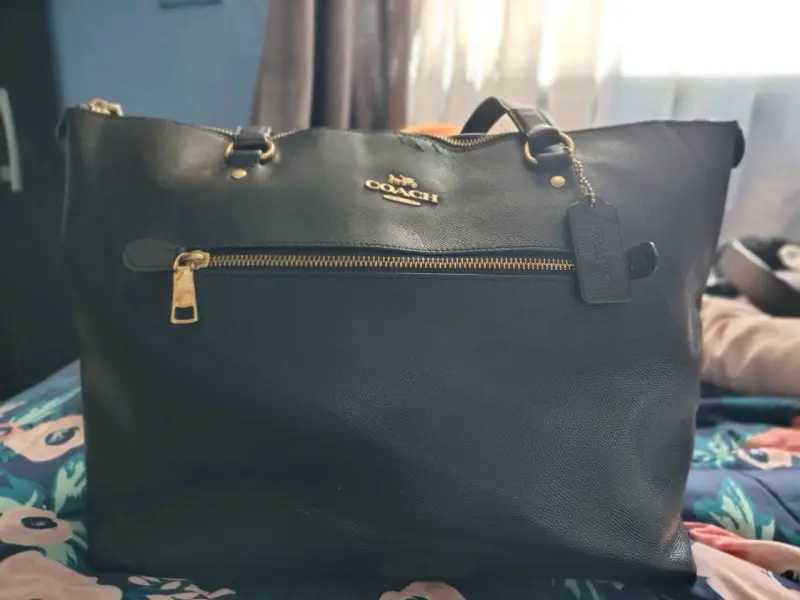 Bolso de cuero negro Coach con cierre dorado - 5