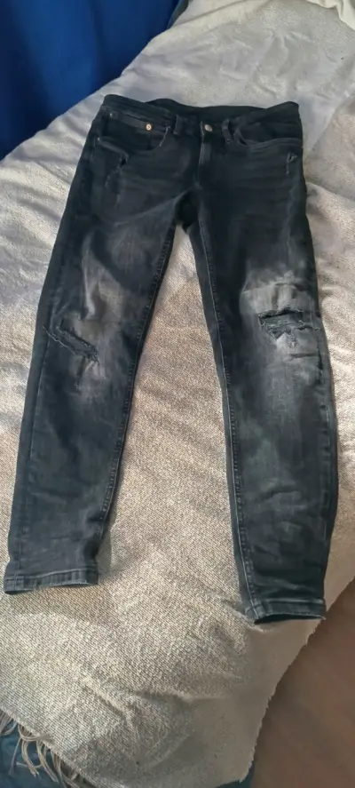 Jeans negros desgastados para hombre - miniatura 1