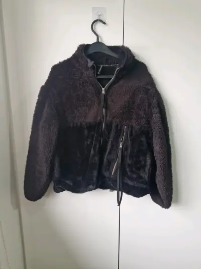 Chaqueta de peluche negra con cierre S/M - miniatura 1