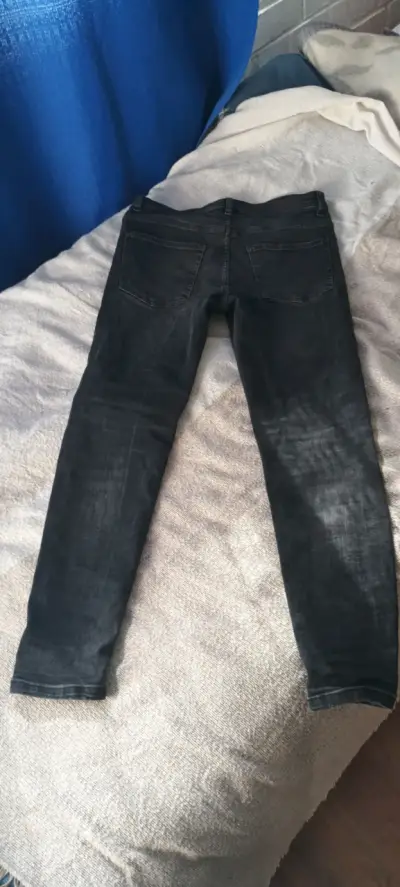 Jeans negros desgastados para hombre - miniatura 2