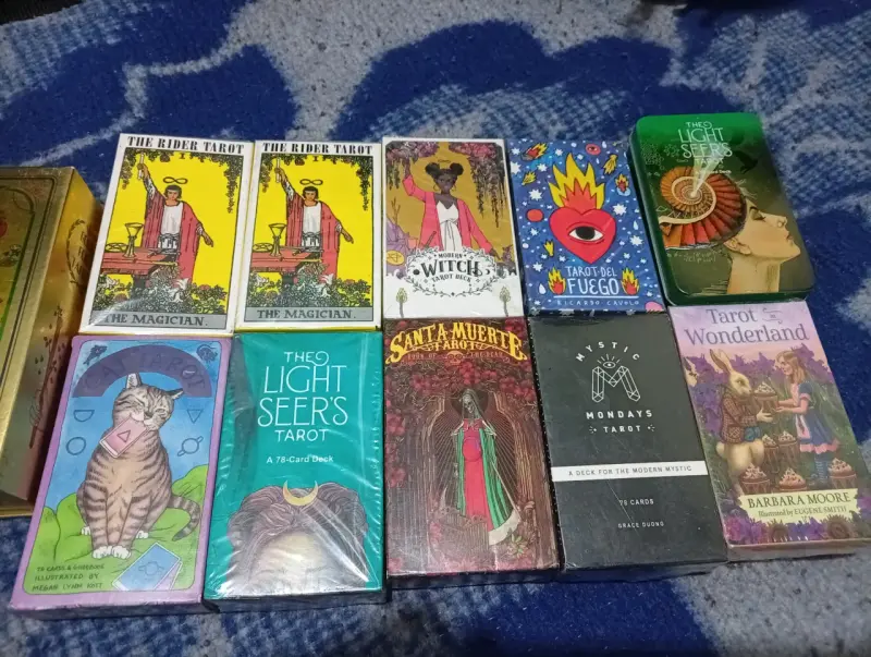 Colección de barajas de tarot variadas