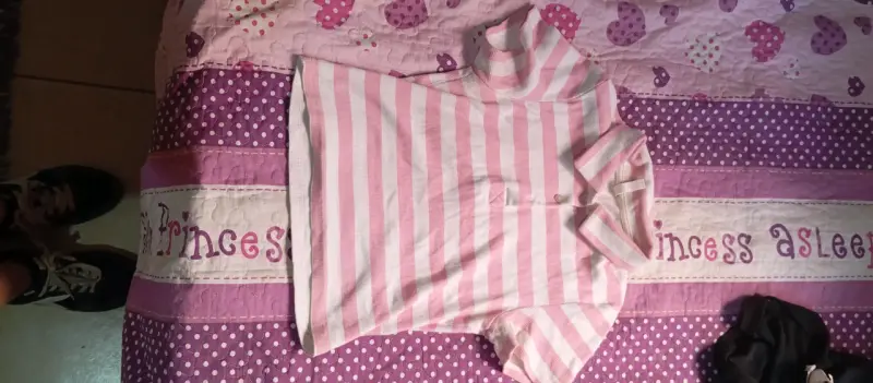 Polera rayada rosa y blanca para mujer