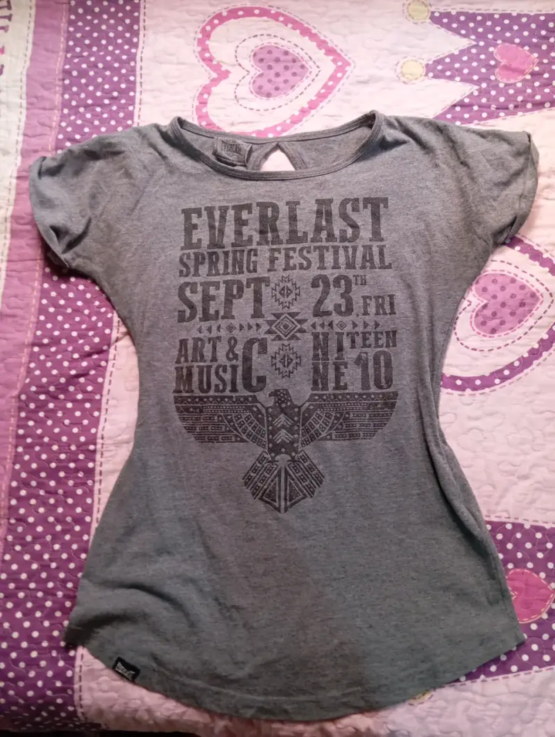 Polera gris Everlast con diseño festival