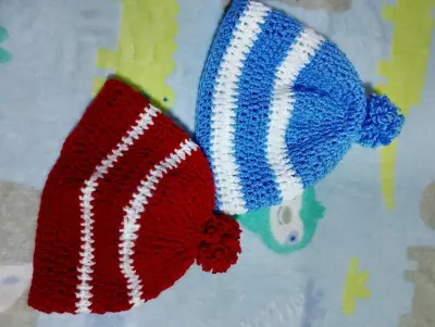 Gorros tejidos a crochet con pompones - miniatura 1