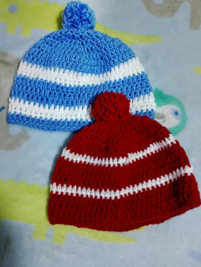Gorros tejidos a crochet con pompones - miniatura 2