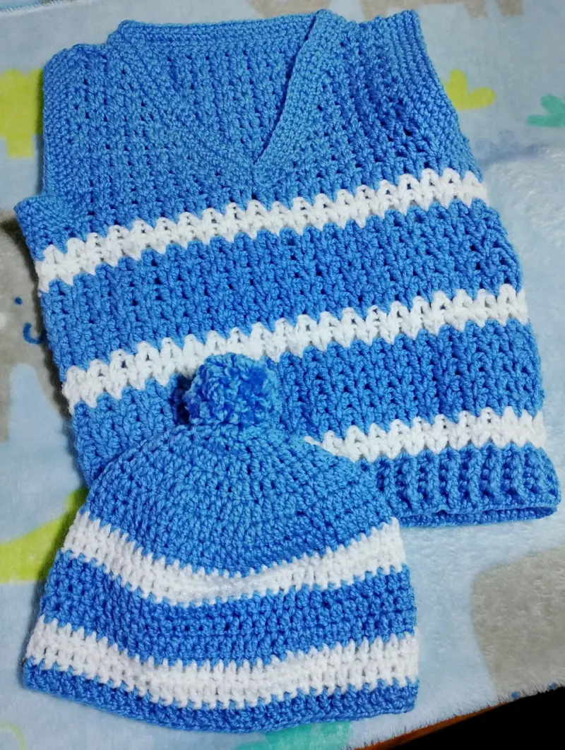 Gorros tejidos a crochet con pompones - 3