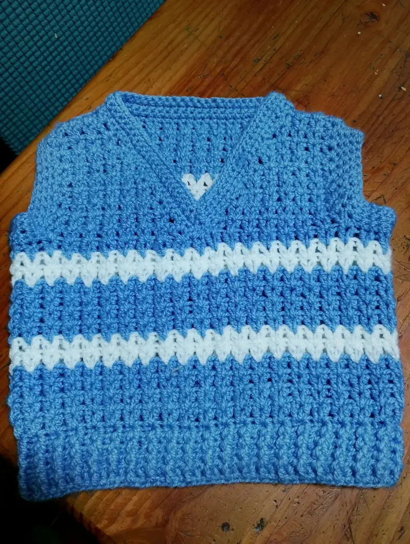 Gorros tejidos a crochet con pompones - 4
