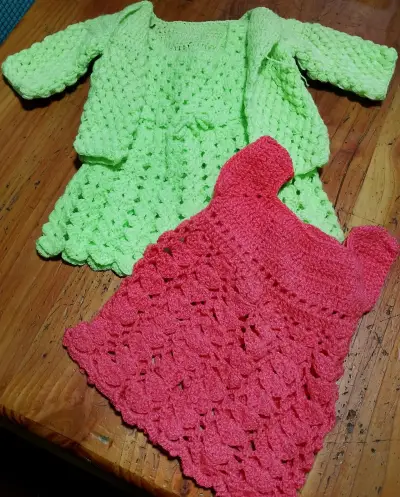 Gorros tejidos a crochet con pompones - miniatura 5