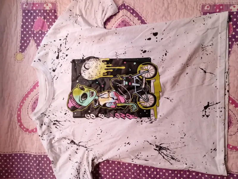 Polera blanca con diseño de alien ciclista