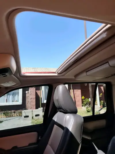 Ford Explorer Eddie Bauer 2010 - miniatura 2