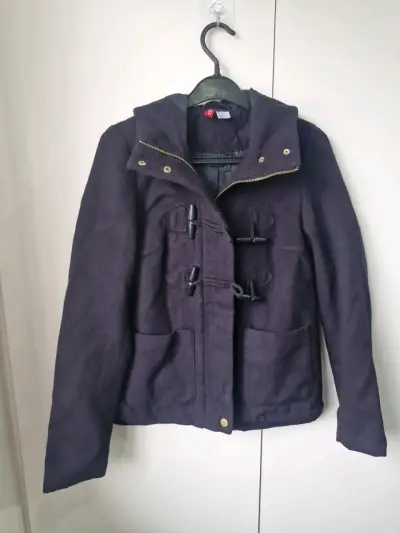 Abrigo negro con capucha y cierre H&M talla S - miniatura 1