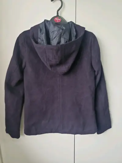 Abrigo negro con capucha y cierre H&M talla S - miniatura 2