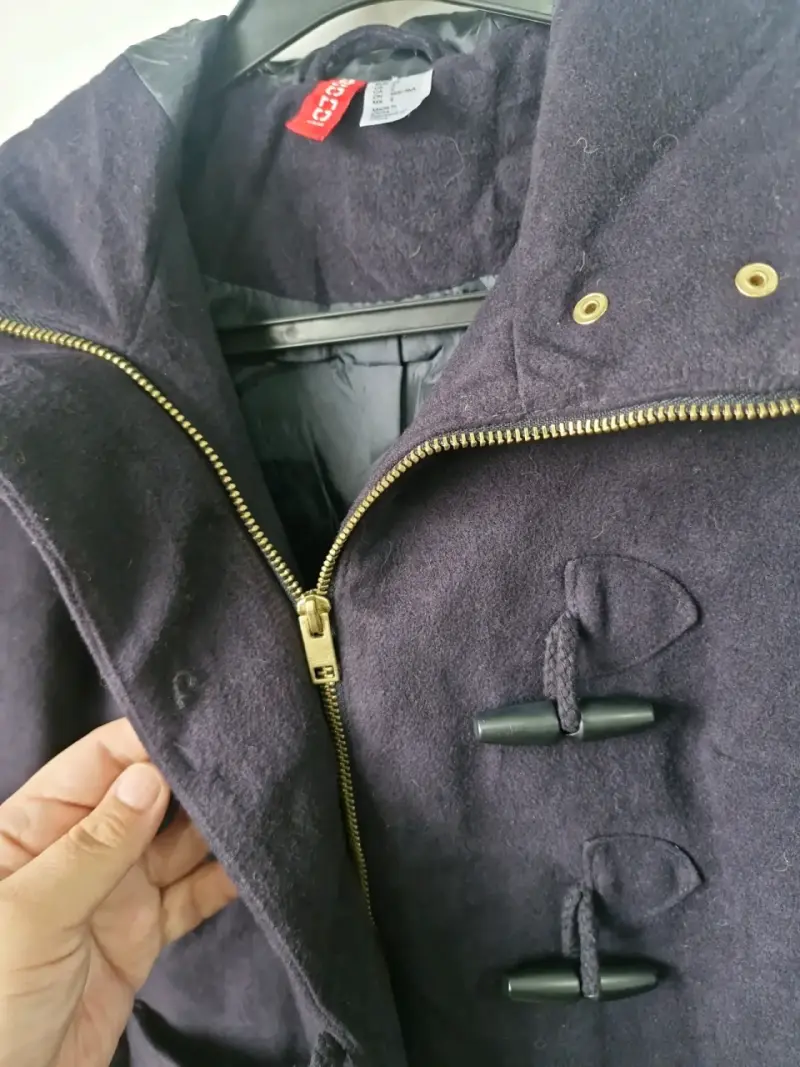 Abrigo negro con capucha y cierre H&M talla S - 3