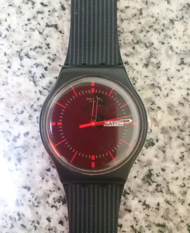 Reloj Swatch rojo con correa negra - 1