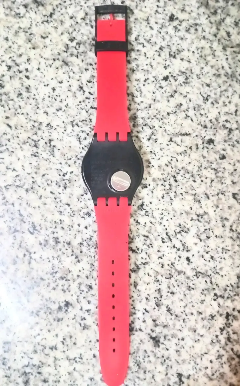 Reloj Swatch rojo con correa negra - 2