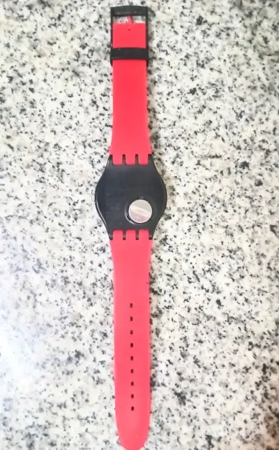 Reloj Swatch rojo con correa negra - miniatura 2