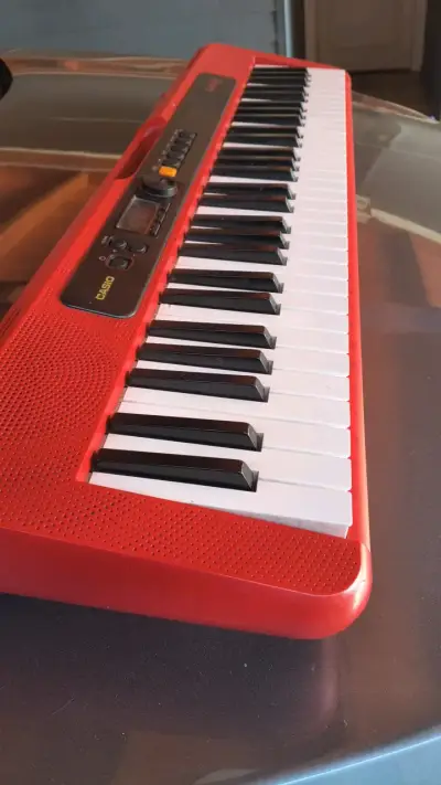 Teclado Casio rojo portátil - miniatura 1
