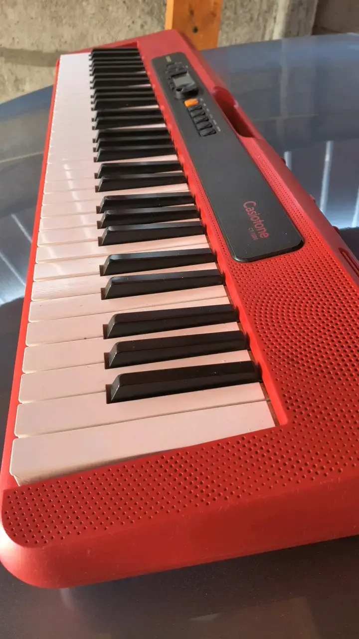 Teclado Casio rojo portátil - 2