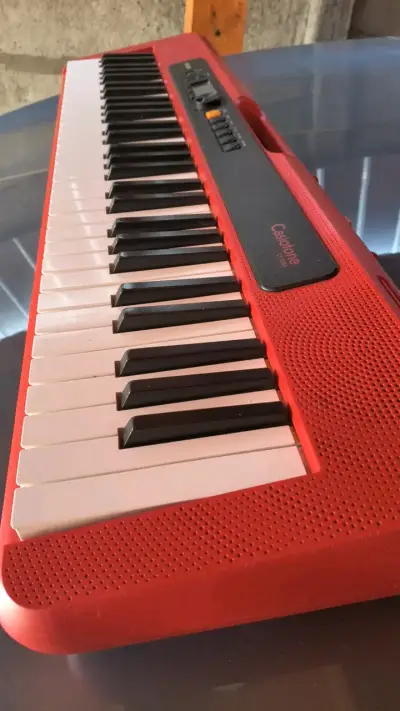 Teclado Casio rojo portátil - miniatura 2