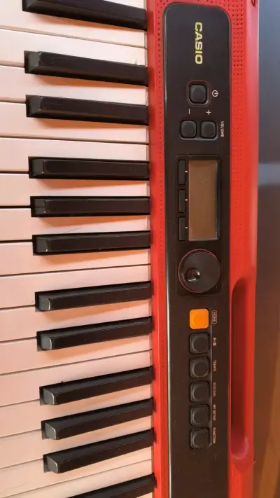 Teclado Casio rojo portátil - miniatura 4