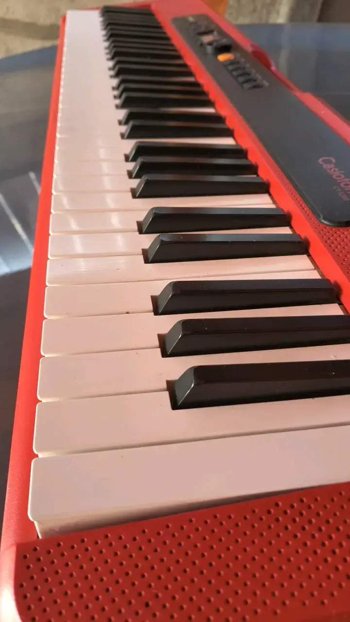 Teclado Casio rojo portátil - 5