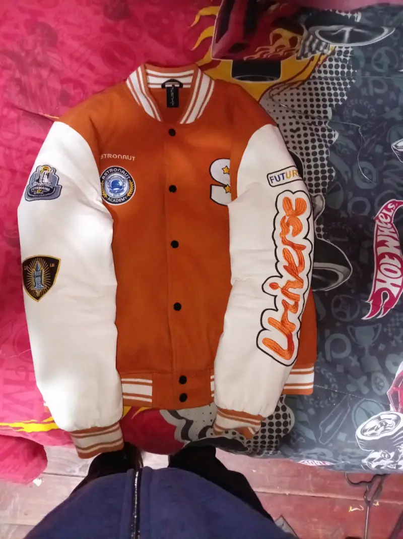 Chaqueta hustla naranja con parches