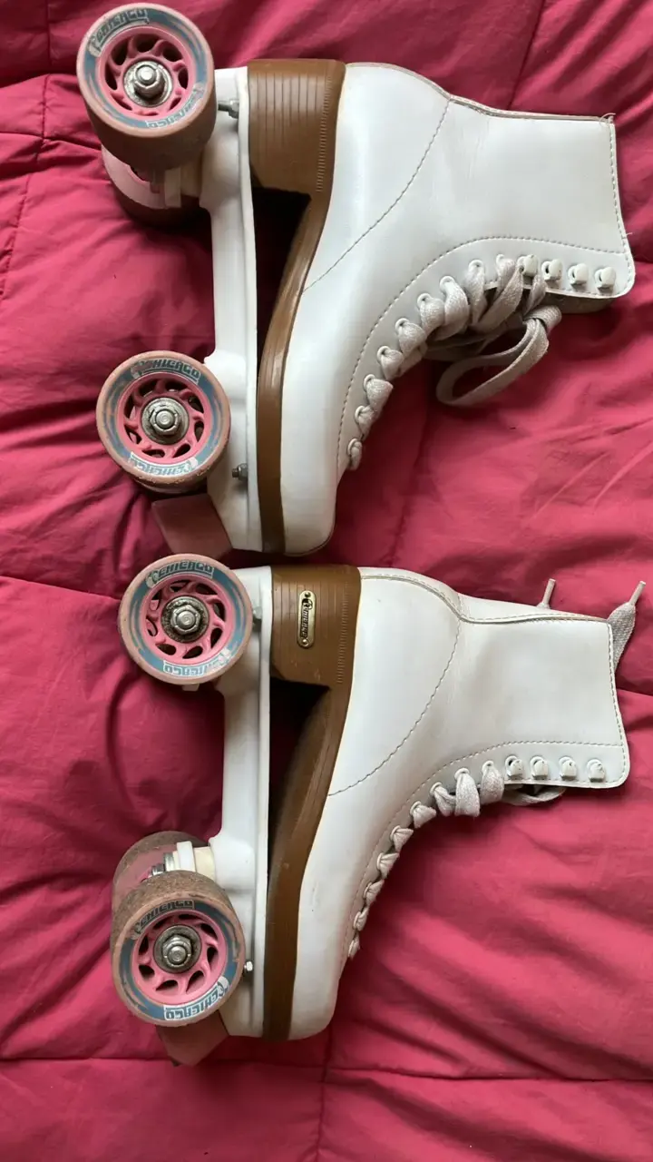 Patines de cuatro ruedas blancos profesionales - 1