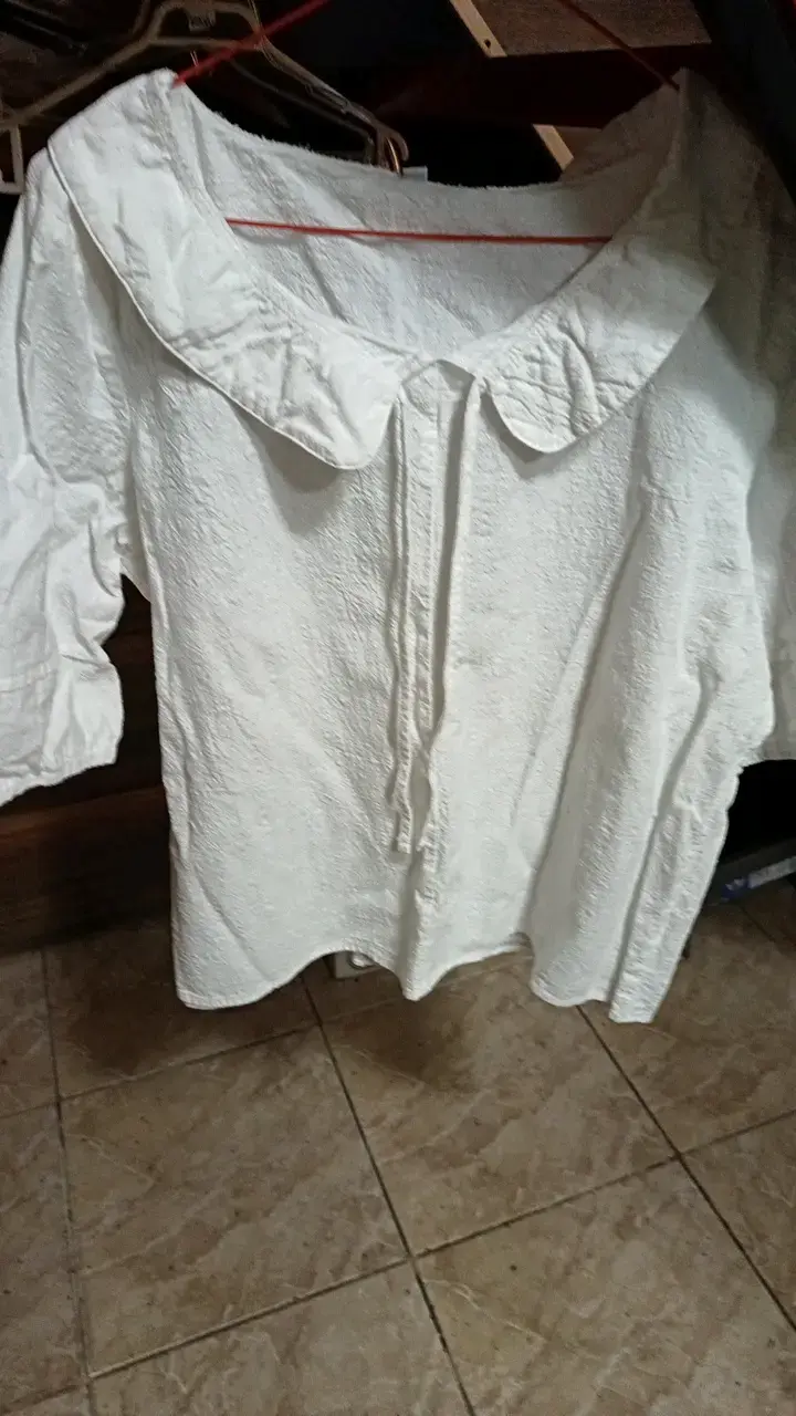 Blusa blanca con cuello amplio - 1