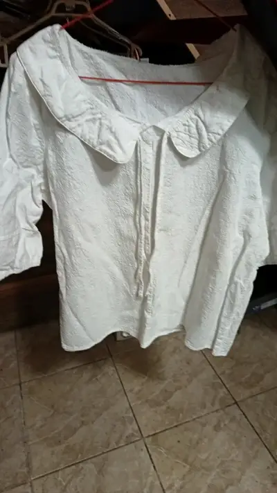 Blusa blanca con cuello amplio - miniatura 1