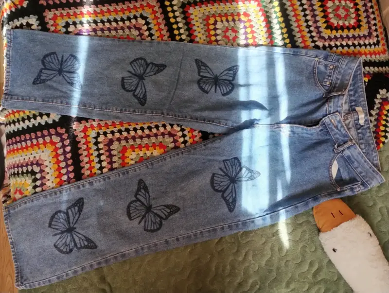 Jeans de mujer con diseño de mariposas - 1
