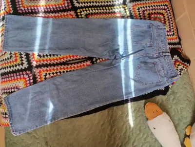 Jeans de mujer con diseño de mariposas - miniatura 2