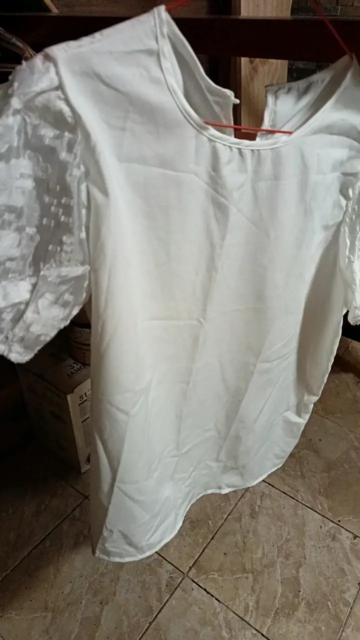 Blusa blanca con mangas texturizadas - 1