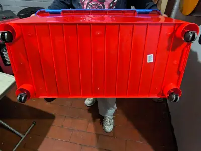 Contenedor de plástico rojo con tapa azul 100lts - miniatura 2
