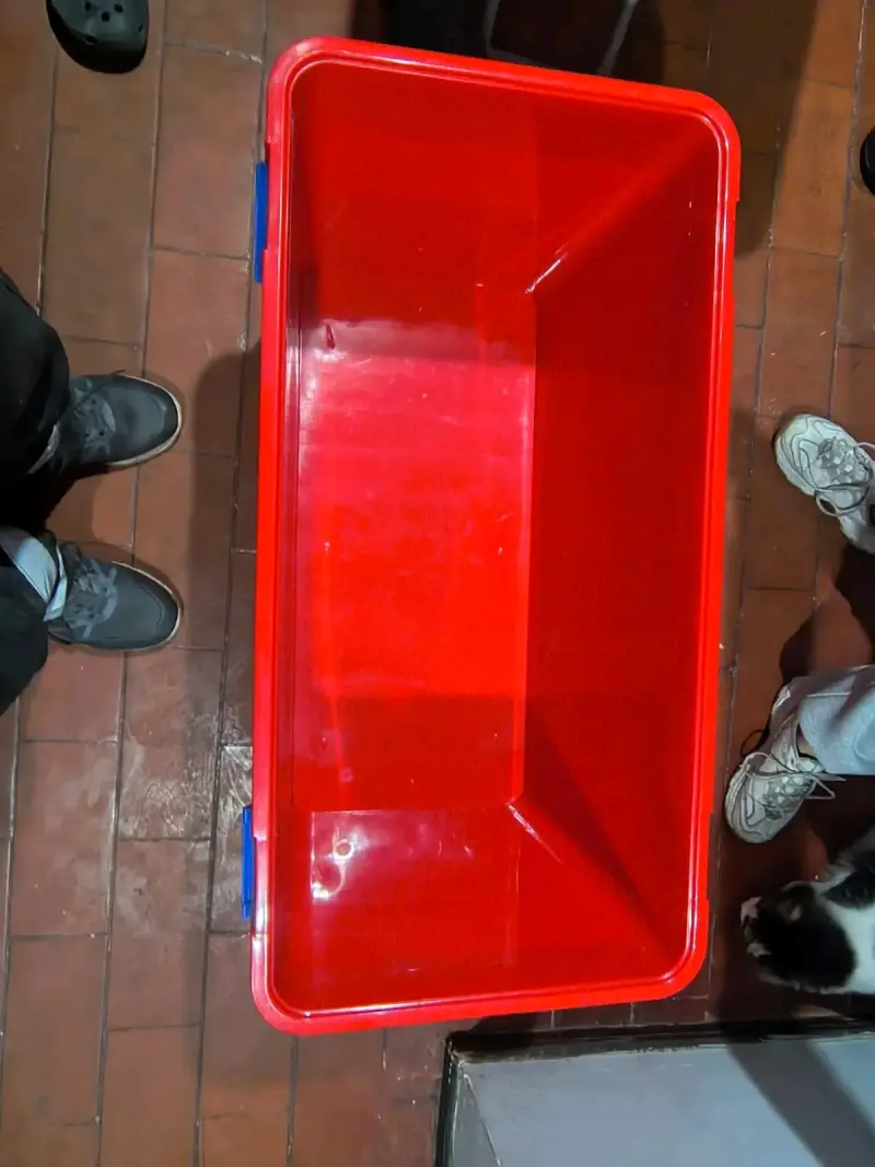 Contenedor de plástico rojo con tapa azul 100lts - 3
