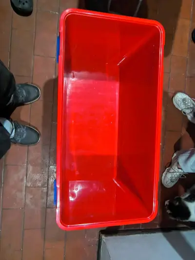Contenedor de plástico rojo con tapa azul 100lts - miniatura 3