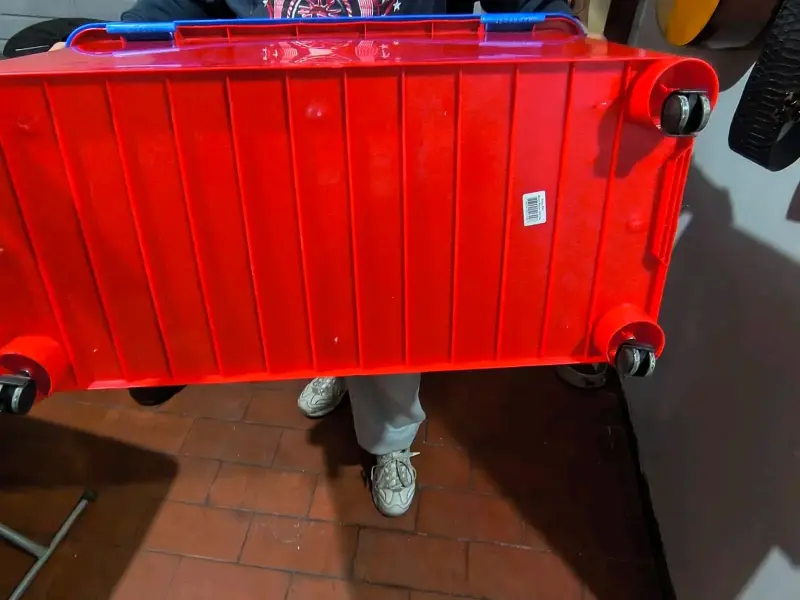 Contenedor de plástico rojo con tapa azul 100lts - 5