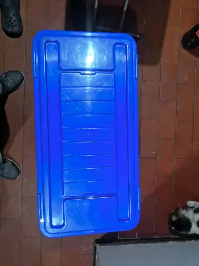 Contenedor de plástico rojo con tapa azul 100lts - miniatura 6
