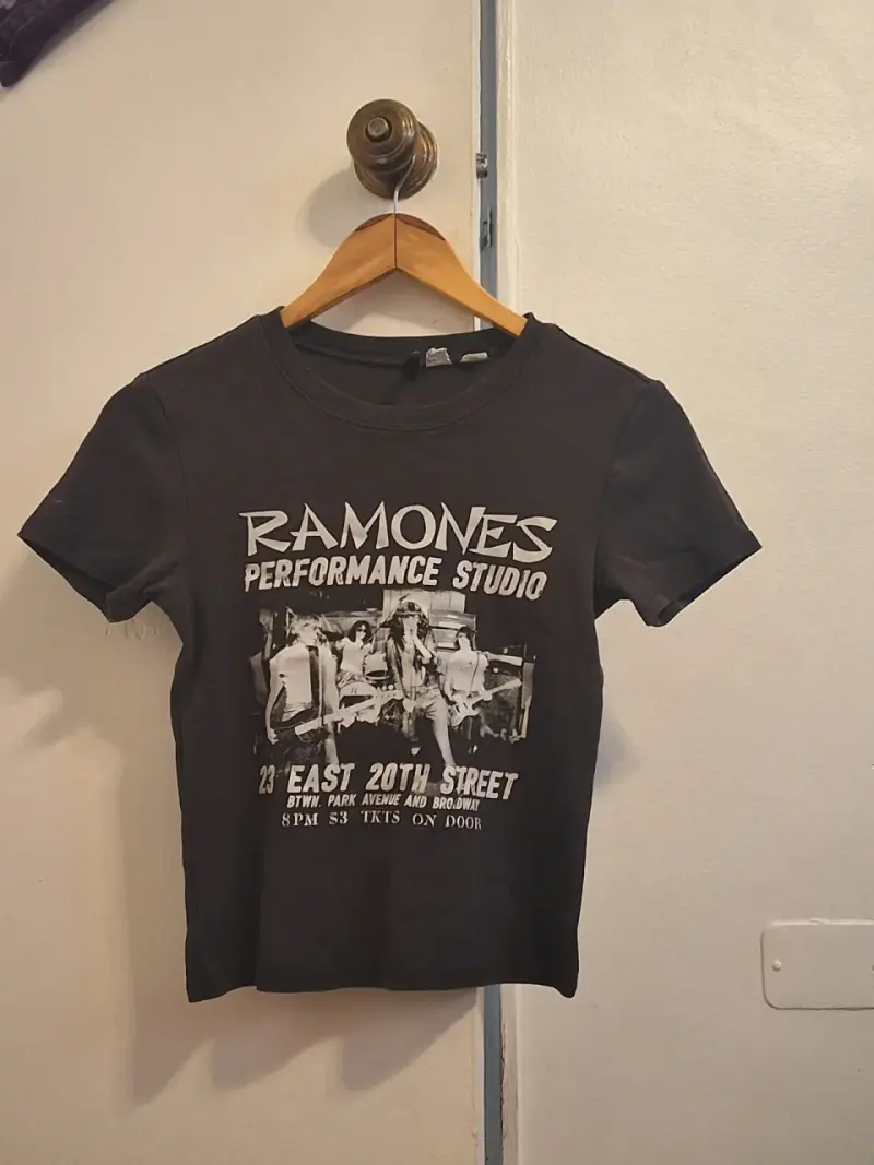 Polera negra Ramones H&M talla S - 2