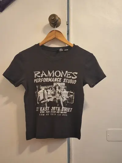 Polera negra Ramones H&M talla S - miniatura 2