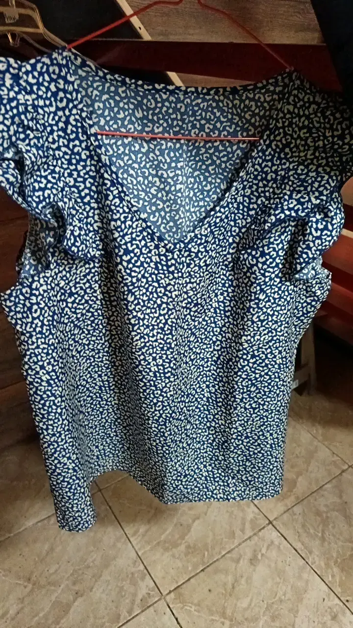 Blusa estampada azul con volantes - 1